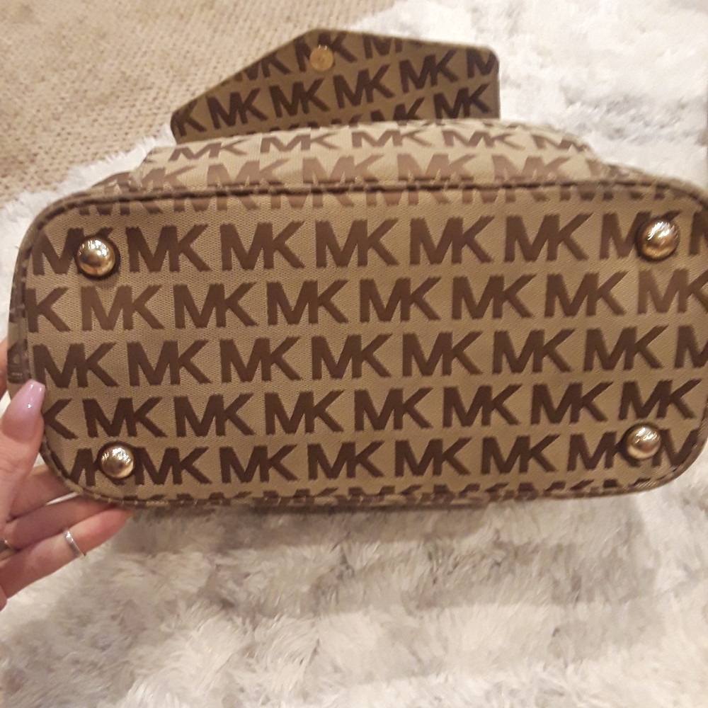 NWOT Michael Kors East West Monogrammed Voyager Tote - Picture 2 of 13